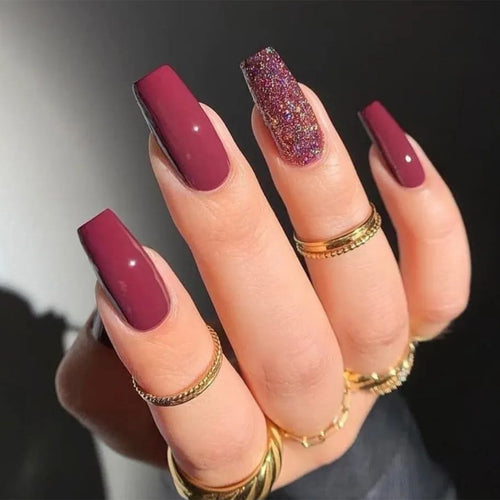 Dekorativer Press-on-Nagelsatz mit glitzernden und klassischen Designs Karnz