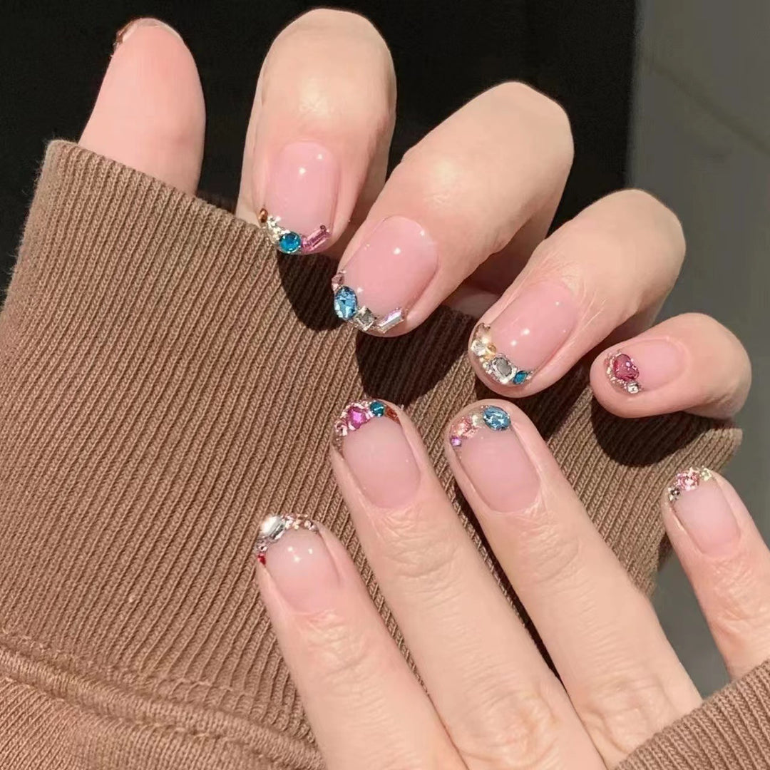 Glamouröse mit Kristallen verzierte Nageldesigns