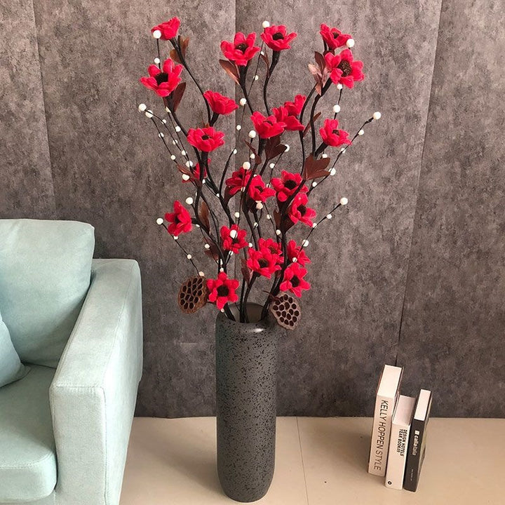 Lebensechte dekorative Blumenarrangement