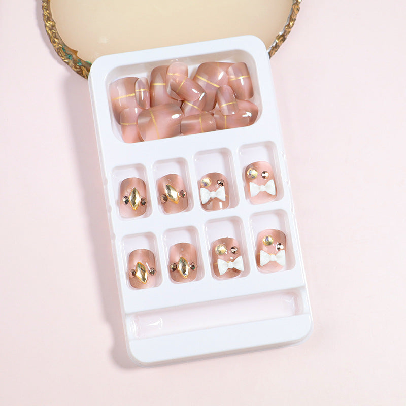 Dekorativer Press-On Nail Art Set mit Schleifenakzenten Karnz