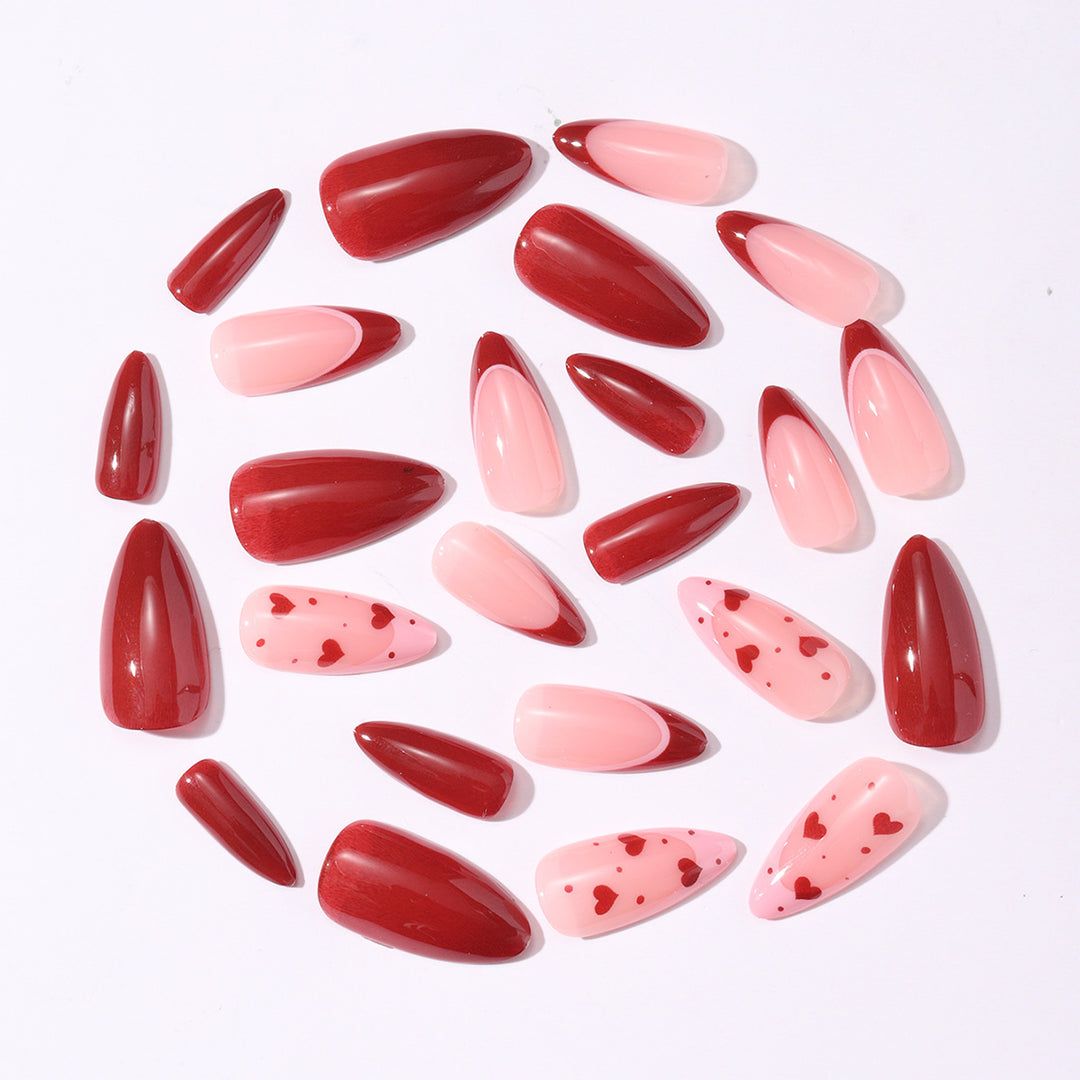 Kunstnagelset mit eleganten Herz-Akzenten und Glanz Karnz