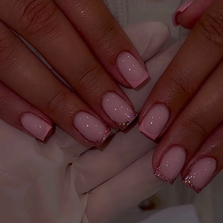 Glamouröse Kunstnagelspitzen mit funkelnden Akzenten Karnz