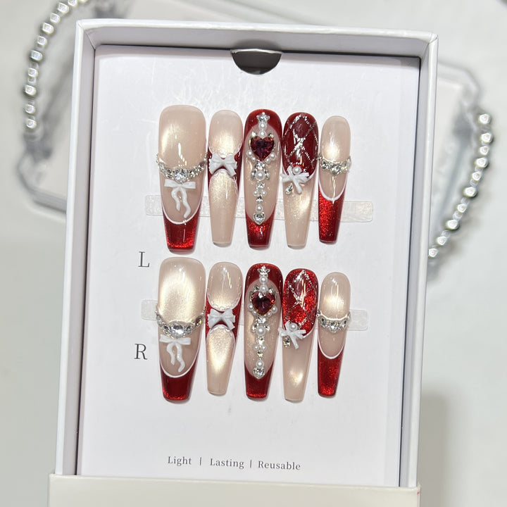 Dekorativer Press-On Nail Set mit Kristallakzenten