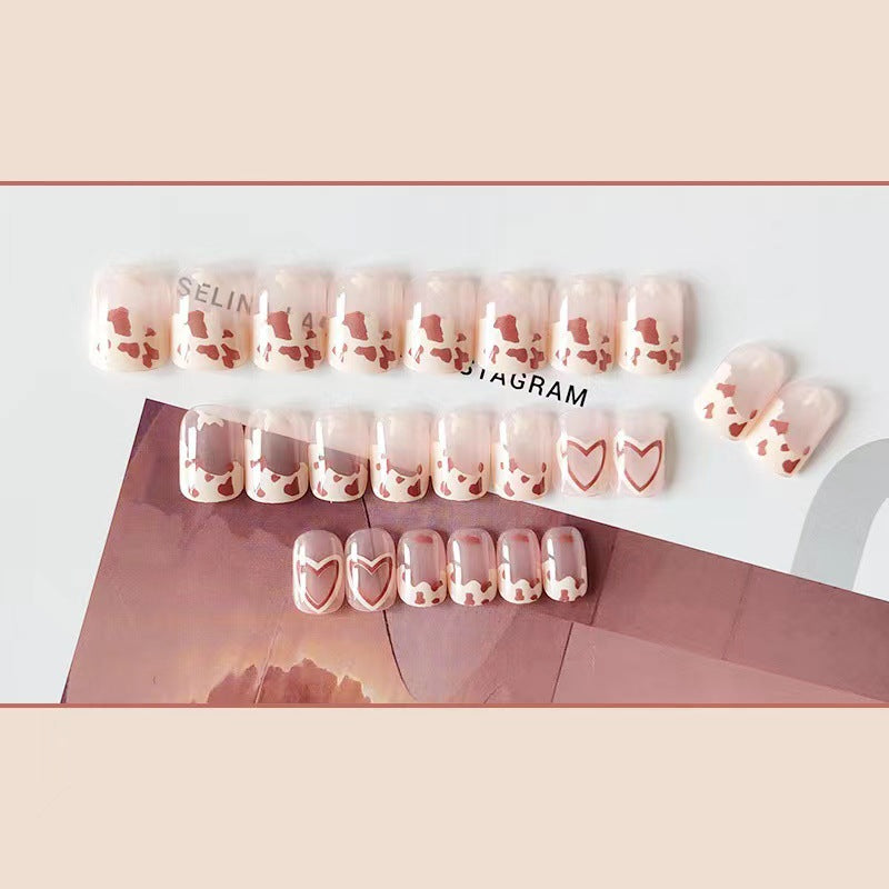 Kunstvolle Nagelkunst mit Herz-Design Karnz