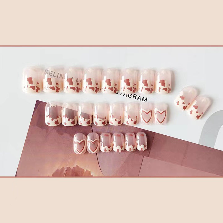 Kunstvolle Nagelkunst mit Herz-Design Karnz