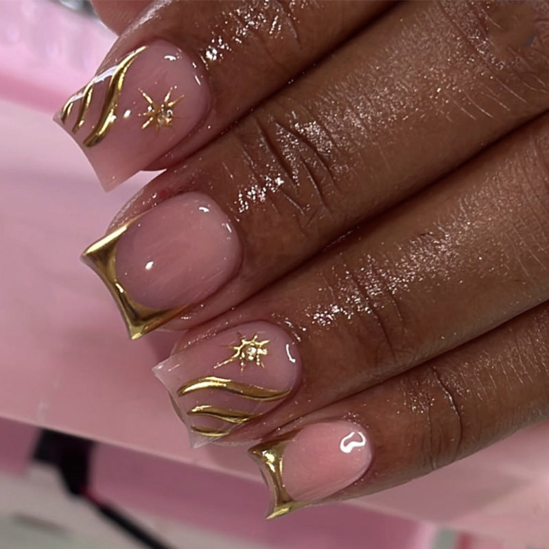 Künstliche Nagelkunst mit glamourösen goldenen Akzenten Karnz