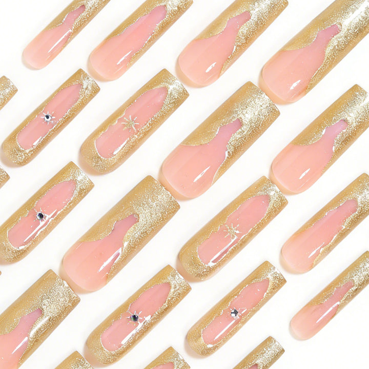 Künstlerisches langes Nagelspitzen-Set mit goldenen Akzenten Karnz
