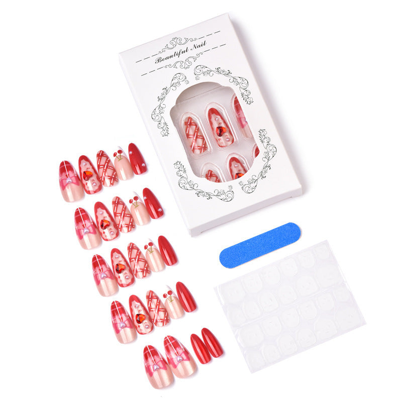 Kreatives Kunstnagelset mit romantischen Herzmotiven und eleganten Verzierungen Karnz