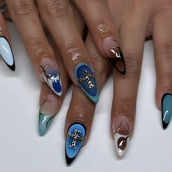 Kunstvolle Stiletto-Nägel mit elegantem Design und 3D-Akzenten Karnz
