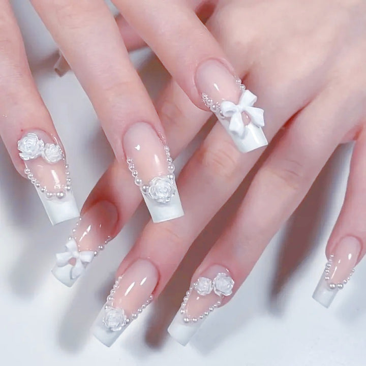 Kunstnagelset mit eleganten 3D-Blüten- und Perlverzierungen Karnz