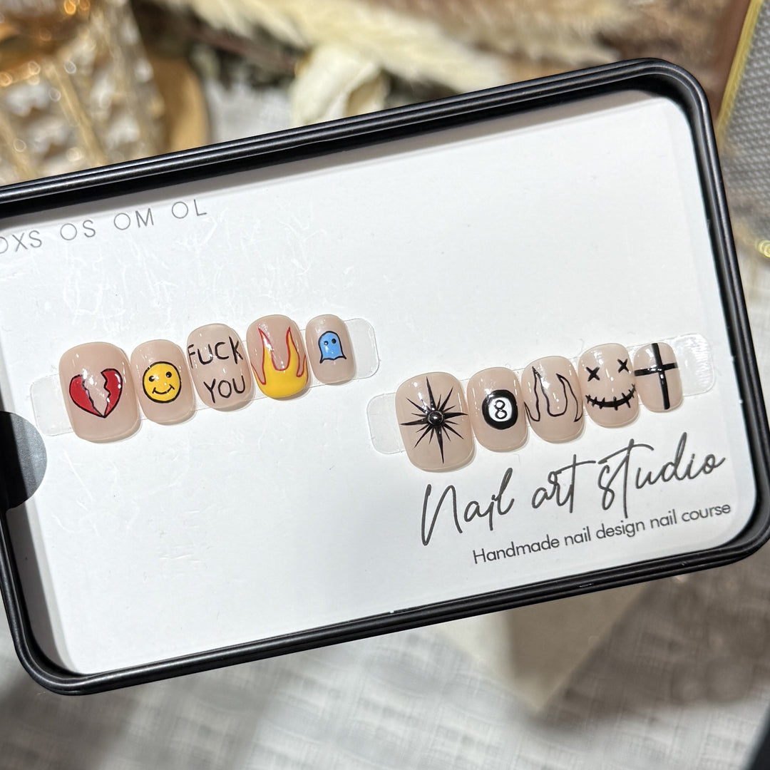 Künstlerisches Press-On-Nagelset mit einzigartigen grafischen Designs Karnz