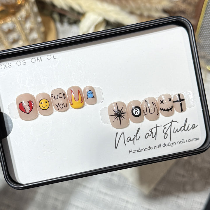 Künstlerisches Press-On-Nagelset mit einzigartigen grafischen Designs Karnz