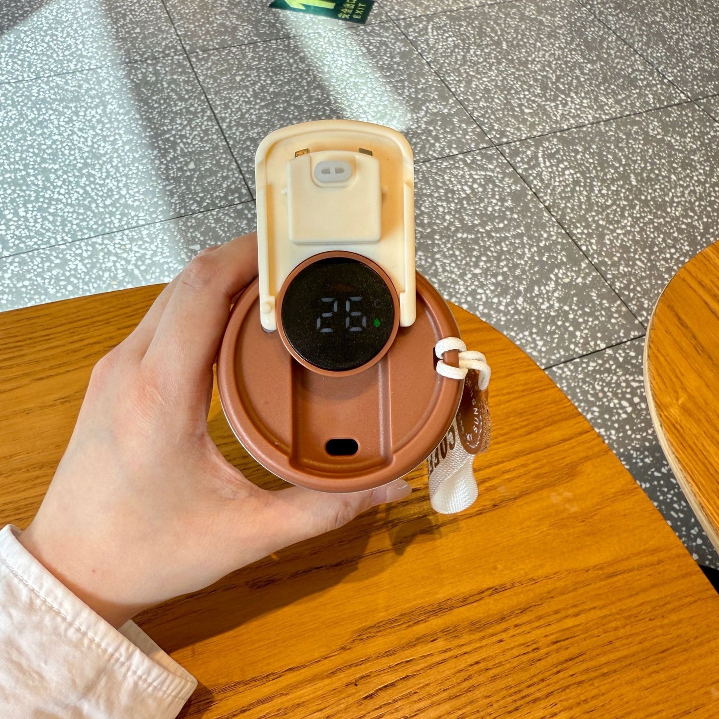 Damen isolierter Kaffeebecher mit praktischer Halteschlaufe Karnz