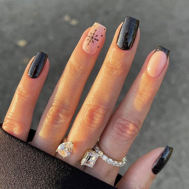 Kunstnagelset mit festlichem Winterthema Karnz