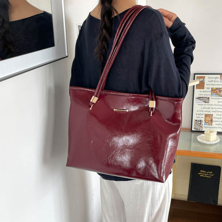 Elegante glänzende Handtasche