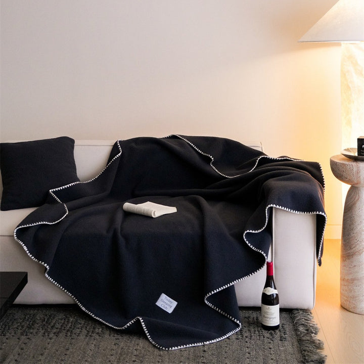 Wohndecke- und Kissen-Set aus flauschigem Fleece mit kontrastierender Ziernaht