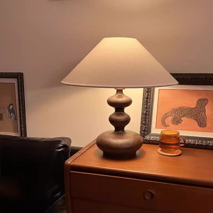 Elegante Tischlampe mit skulpturaler Basis