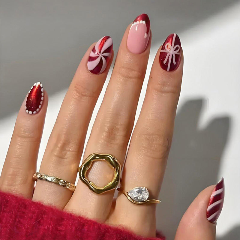 Kunstnagelset mit festlichen Weihnachtsmotiven und glamourösen Verzierungen Karnz