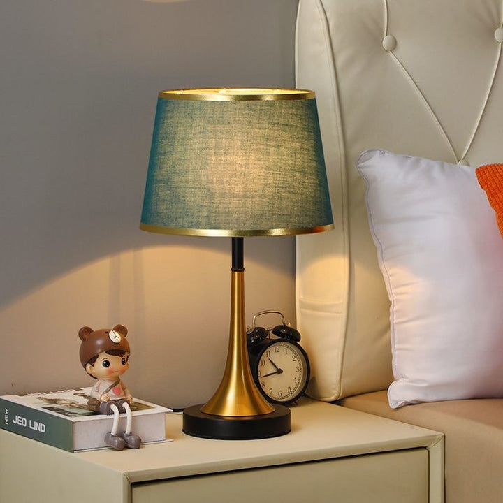 Elegante Tischlampe mit goldenen Akzenten