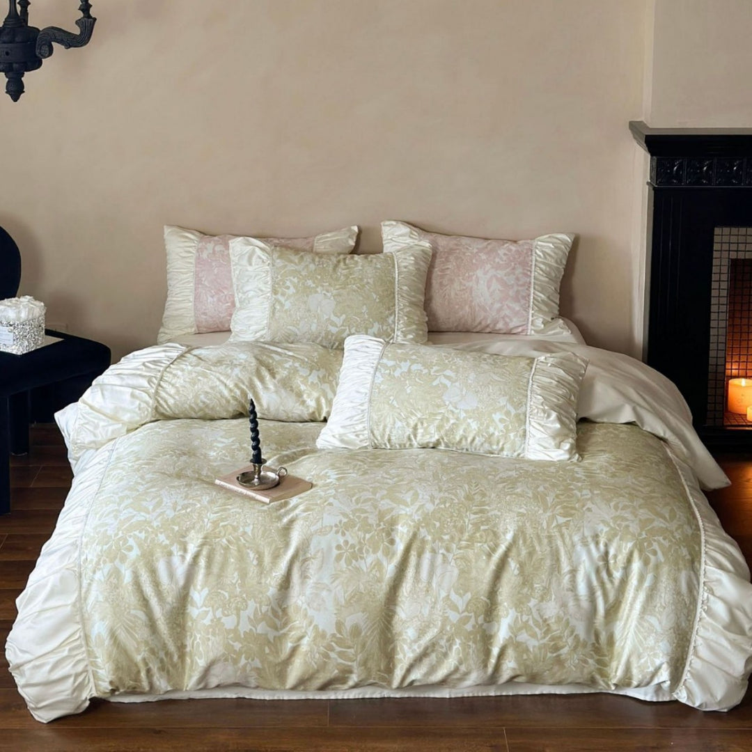 Luxuriöse Jacquard-Bettgarnitur mit Rüschenbordüre und seidigem Griff