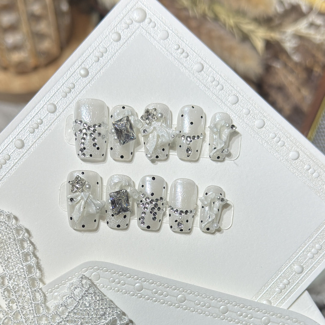 Elegante mit Strass verzierte Press-On Nagelset Karnz