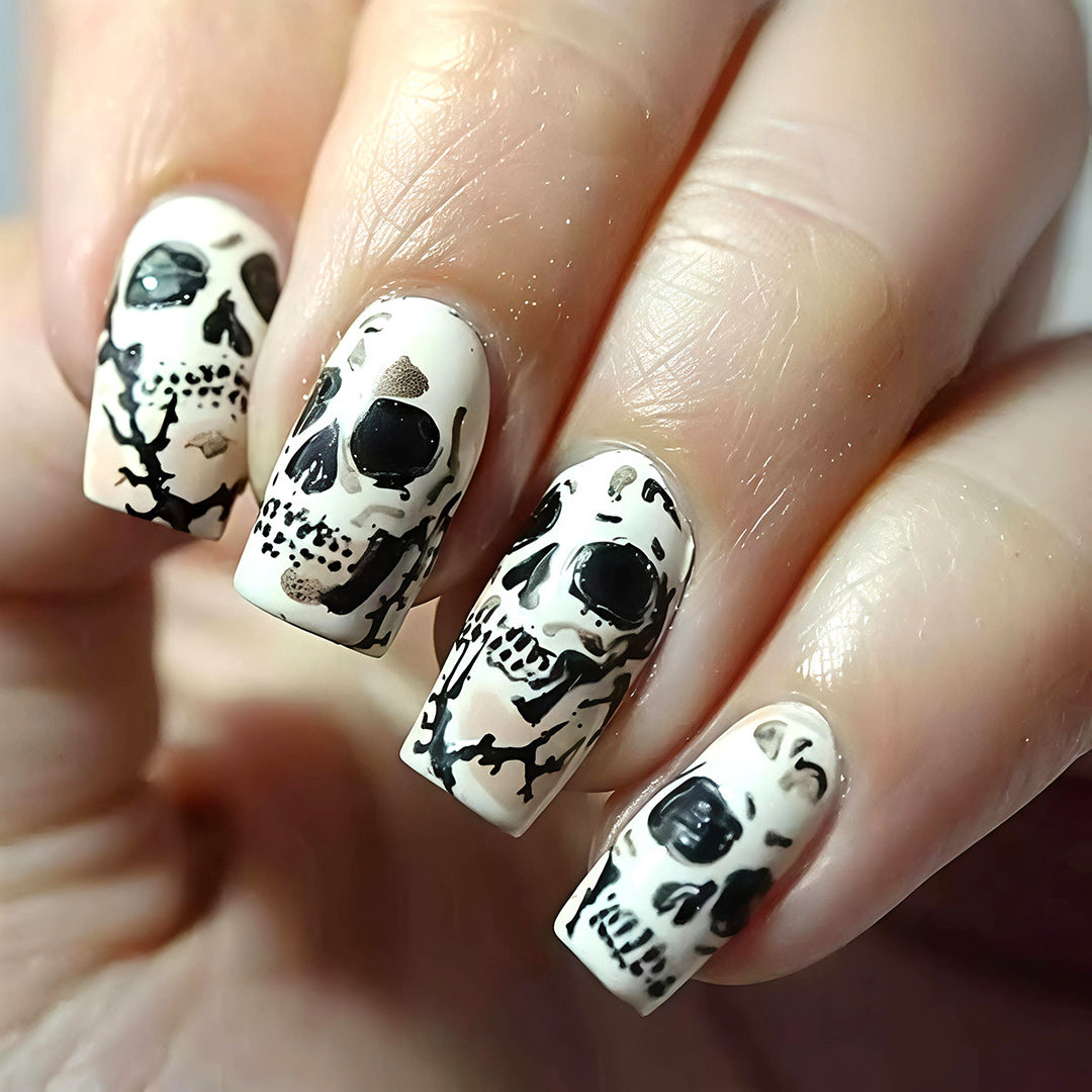 Kreative Kunstnägel mit Detailverliebt Gestaltetem Totenkopf-Design Karnz