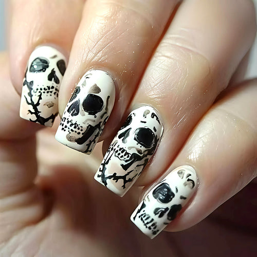 Kreative Kunstnägel mit Detailverliebt Gestaltetem Totenkopf-Design Karnz