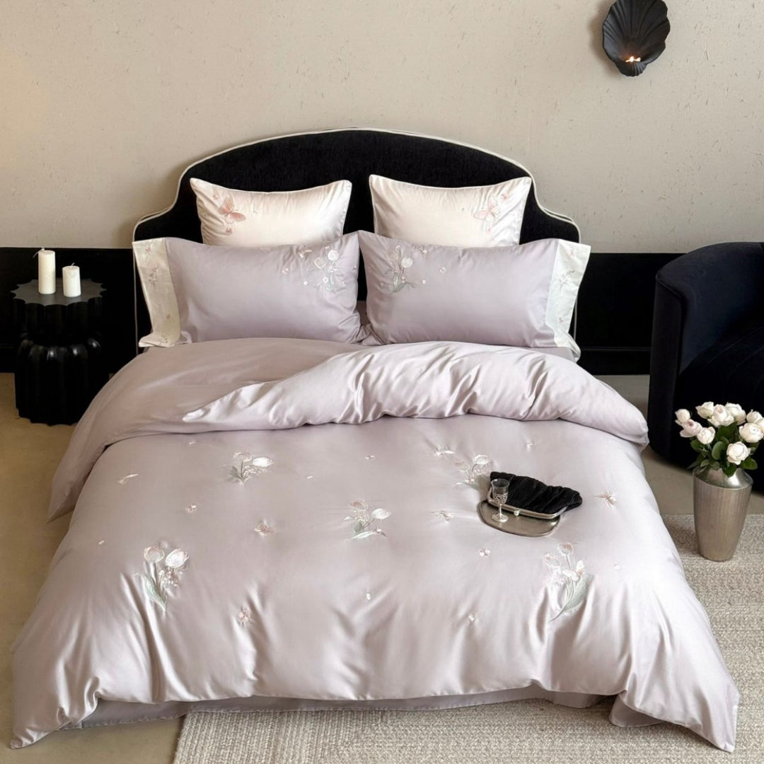 Luxe Satin-Effekt Gestickte Rosenknospen Bettbezug Ensemble mit Verstecktem Reißverschluss und Tiefen-Ecken-Bindungen