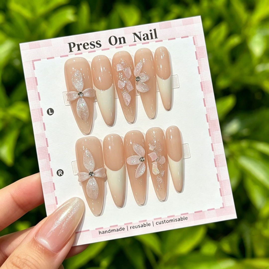 Glamourös Press-On Nagelkunst Set mit dekorativen Strasssteinen