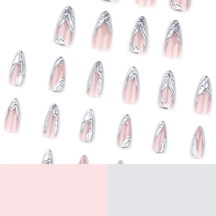 Kunstvolle Acryl-Stiletto-Nägel mit eleganten Metallic-Verzierungen Karnz