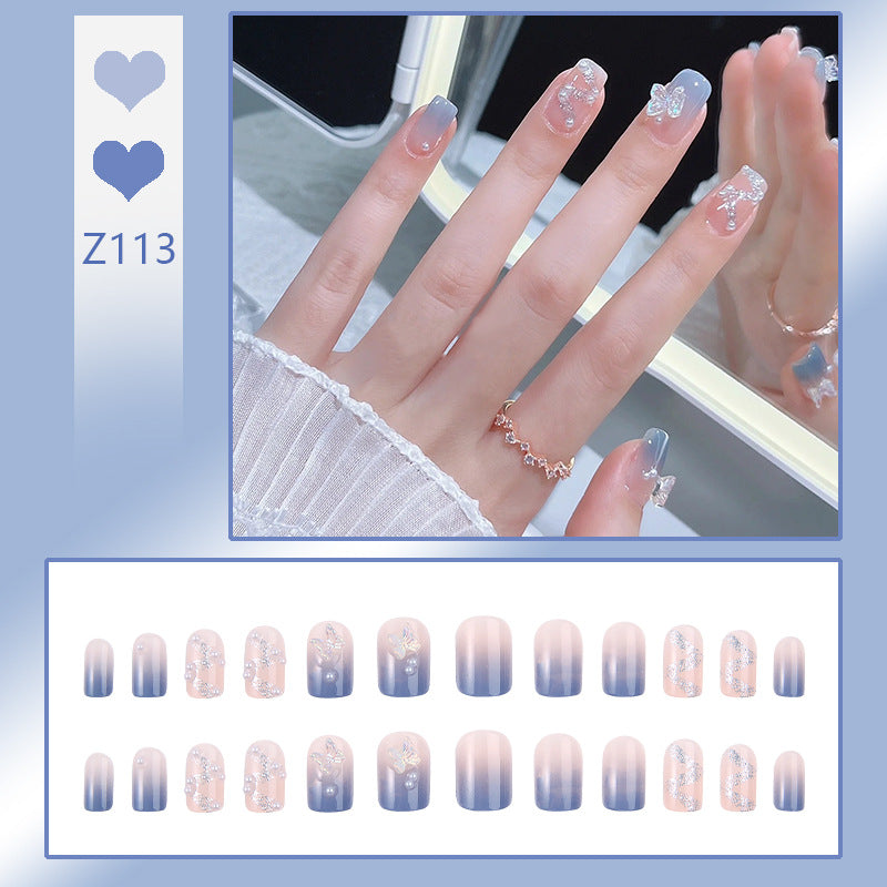 Kunstnagelset mit eleganten Glitzerverzierungen und schimmernden Akzenten Karnz
