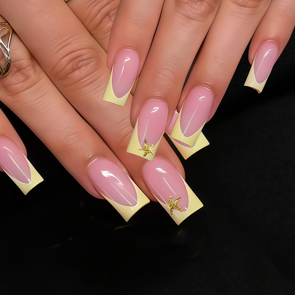Elegante Stiletto French Tip Nagelkunst Karnz
