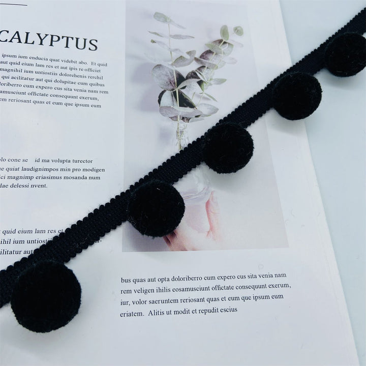 Dekorativer Pompon-Besatz Karnz