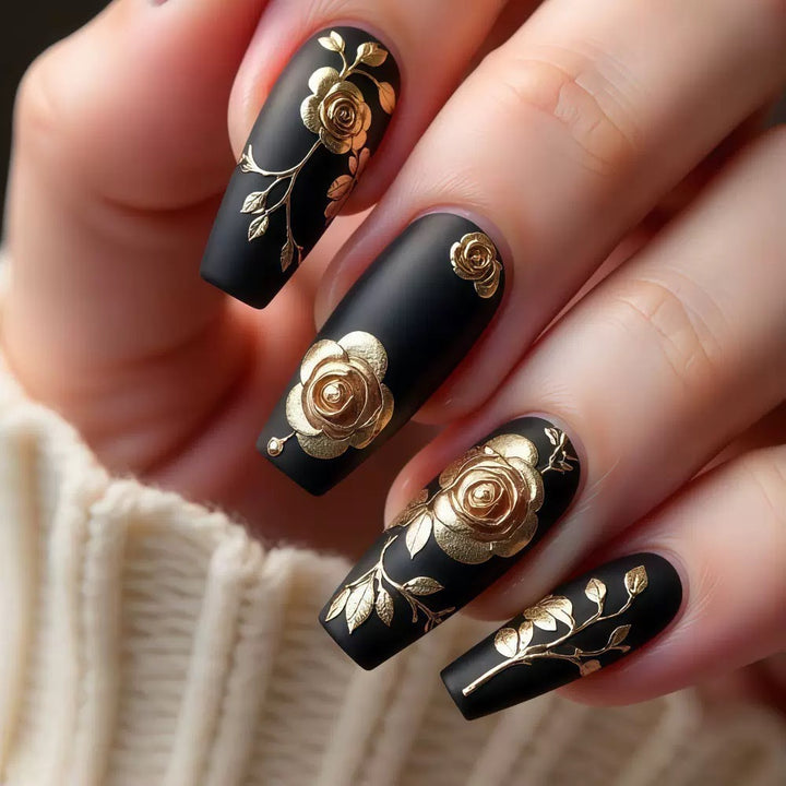 Kunstnagelset mit eleganten goldenen Rosenverzierungen Karnz