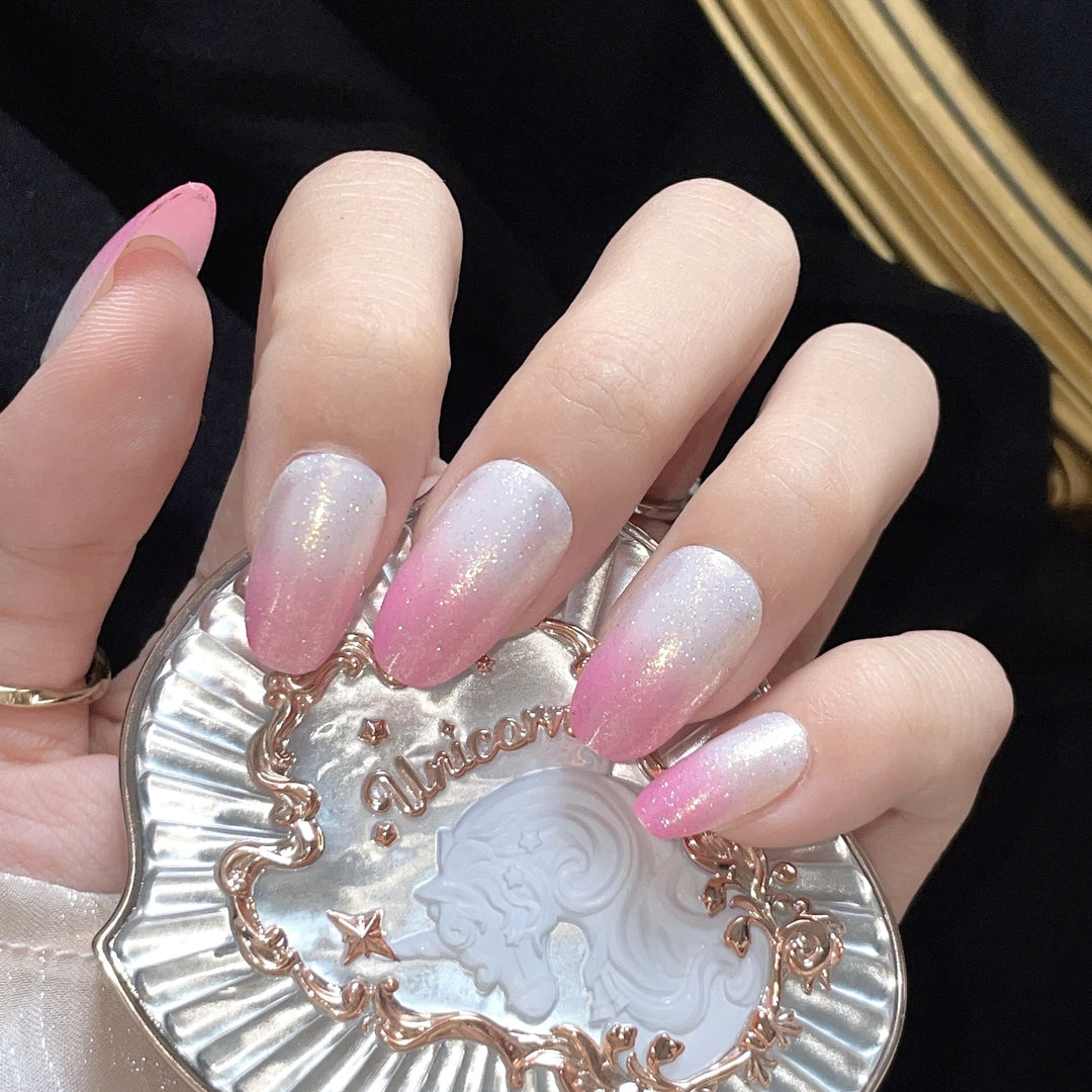 Kunstnägel mit Glitzer-Gradient und Ombre-Effekt Karnz