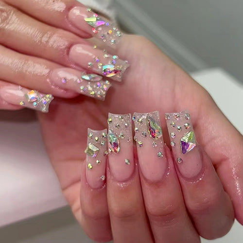 Kunstvolle Nagelverzierung Karnz