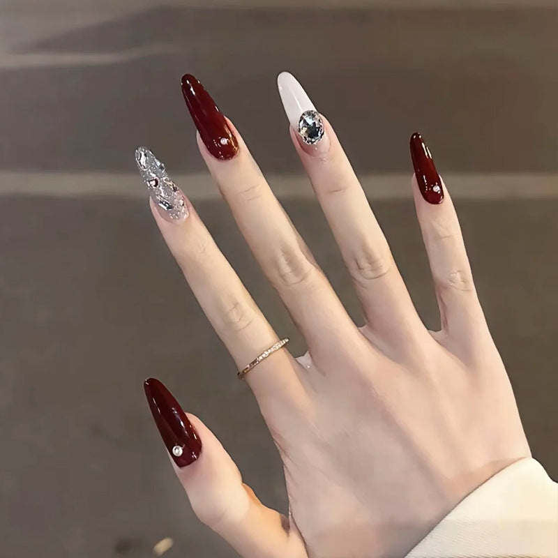 Elegante Druck-Nageltips mit goldenen Akzenten Karnz