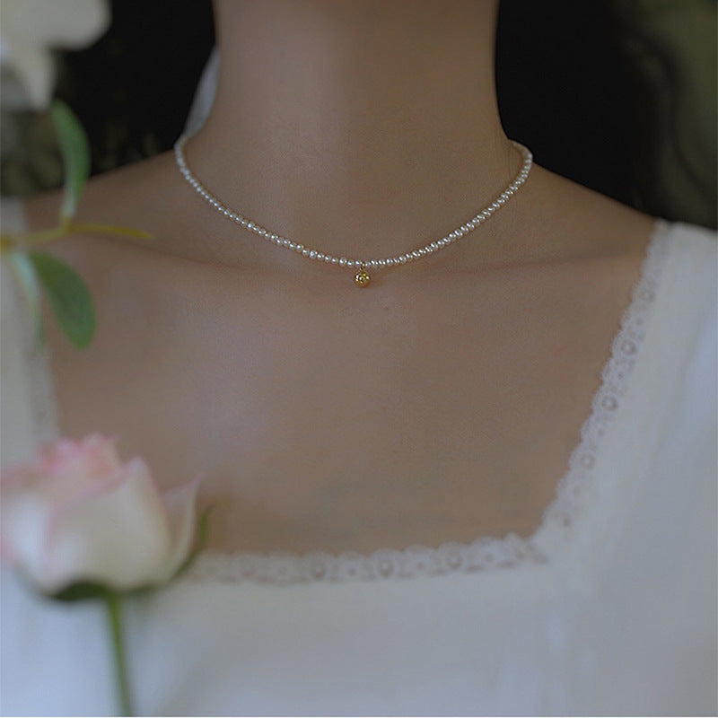 Zarte Perlenhalskette mit Eleganter Goldakzent Karnz