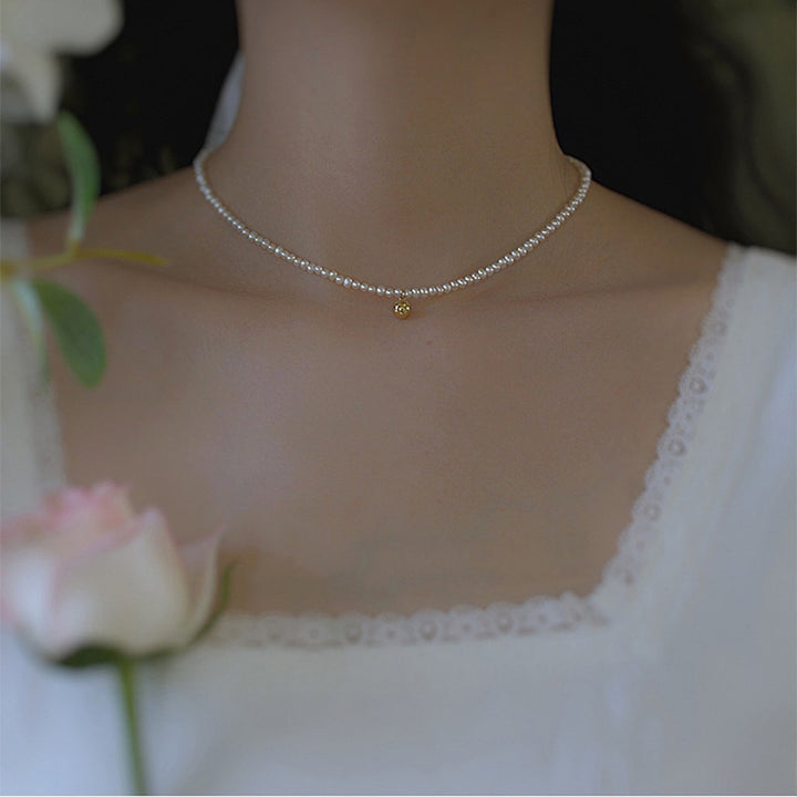Zarte Perlenhalskette mit Eleganter Goldakzent Karnz