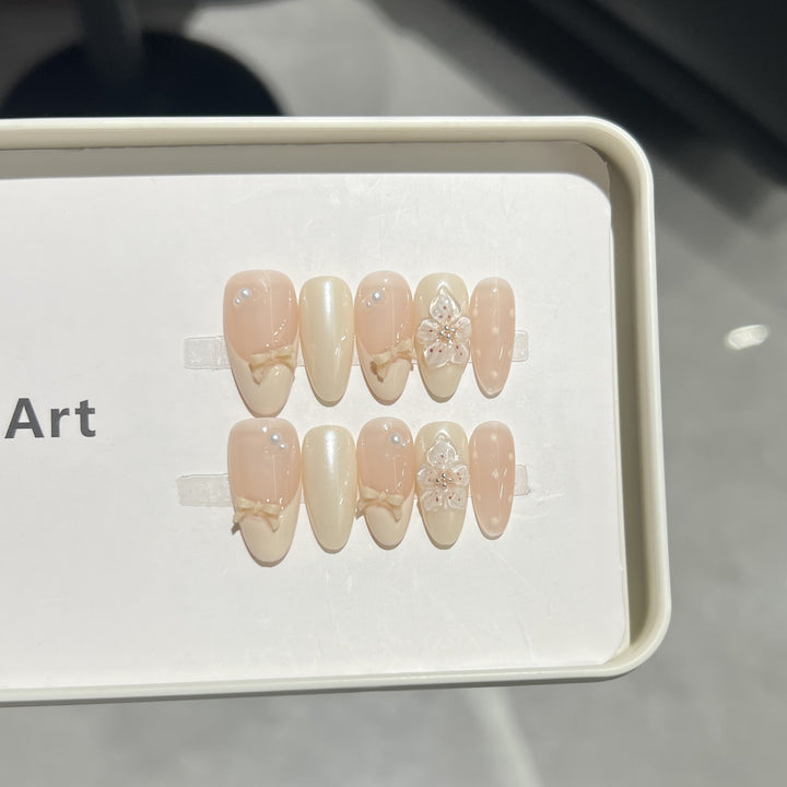 Dekoratives Press-On Nagelkunstset mit Schleife und floralem Schmuck Karnz