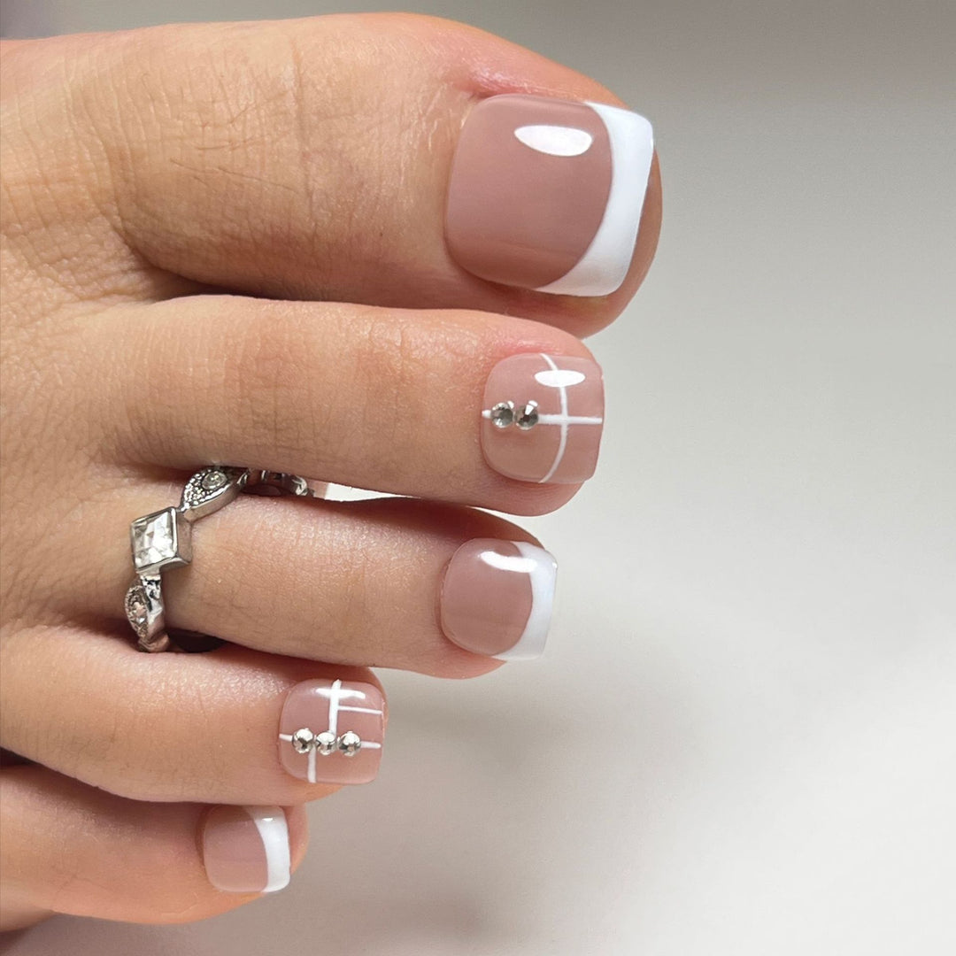 Kunstvolle Fußnagelgestaltung mit elegantem Design und Strassverzierungen Karnz