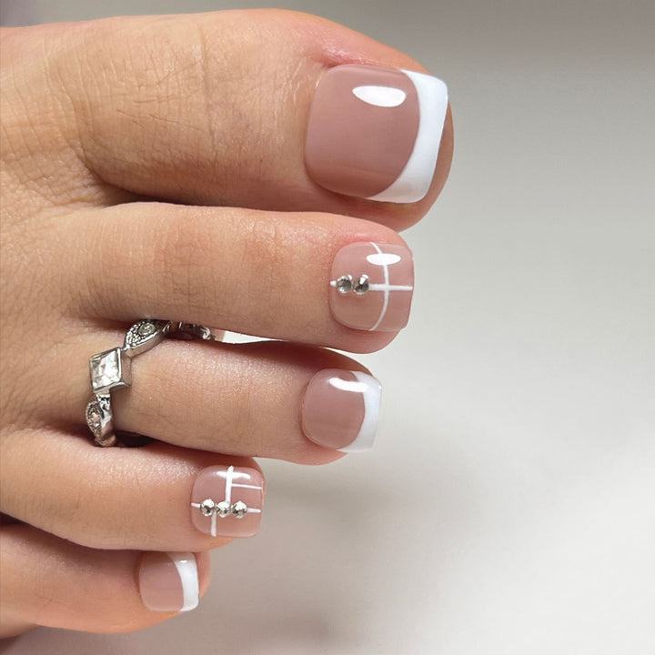 Kunstvolle Fußnagelgestaltung mit elegantem Design und Strassverzierungen Karnz