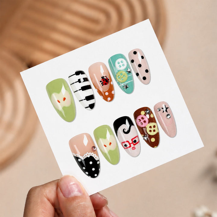 Kreatives Kunstnagelset mit verspielten Mustern und 3D-Details Karnz