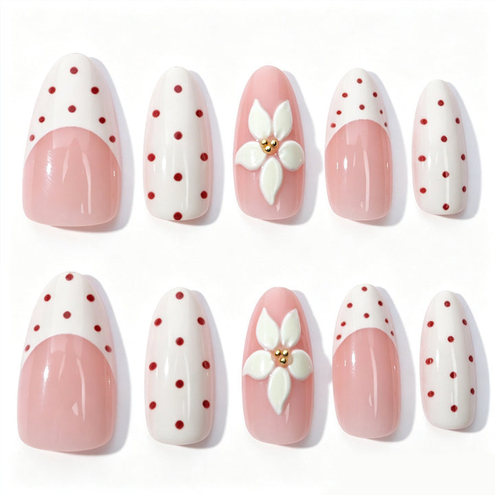 Kunstnagelset mit zarten Blüten- und Puntierungselementen Karnz