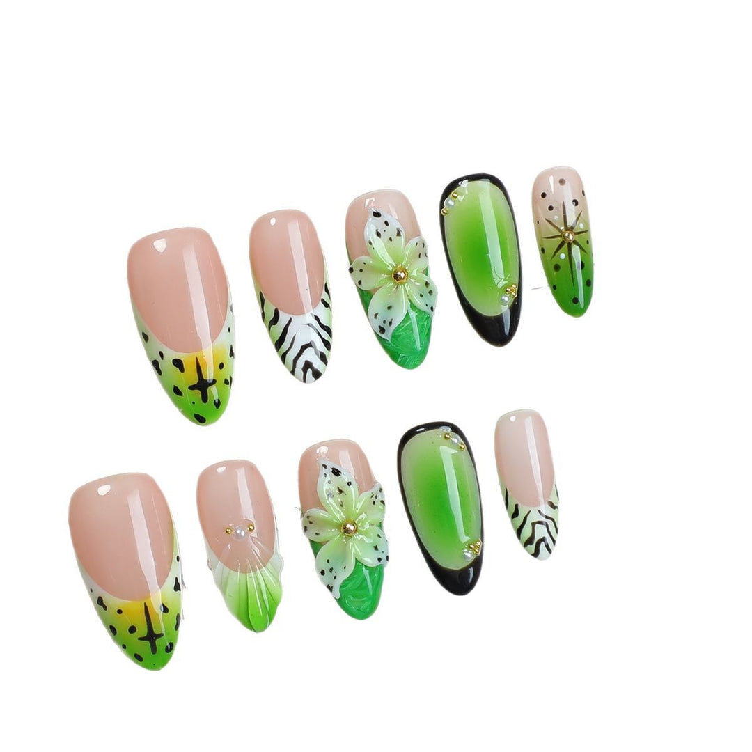 Kunstnagelset mit floralem und buntem Design Karnz