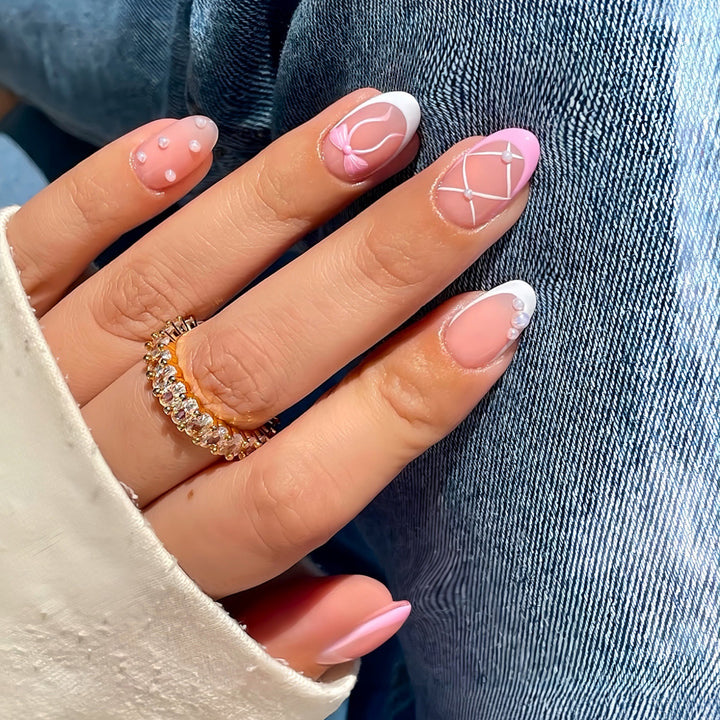 Elegantes dekoratives Nagelkunstdesign Karnz