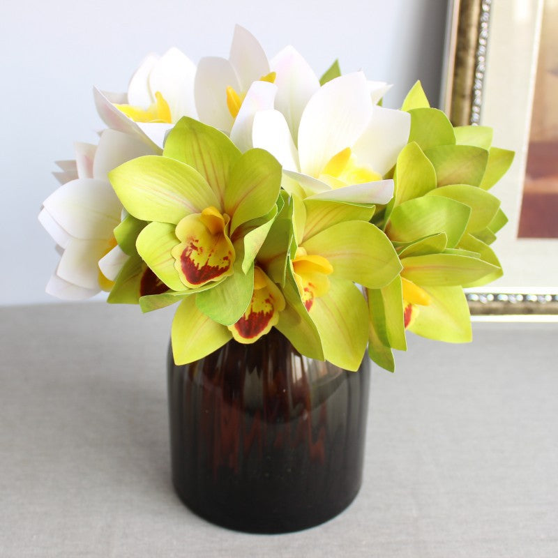 Realistischer Orchideenblumenstrauß