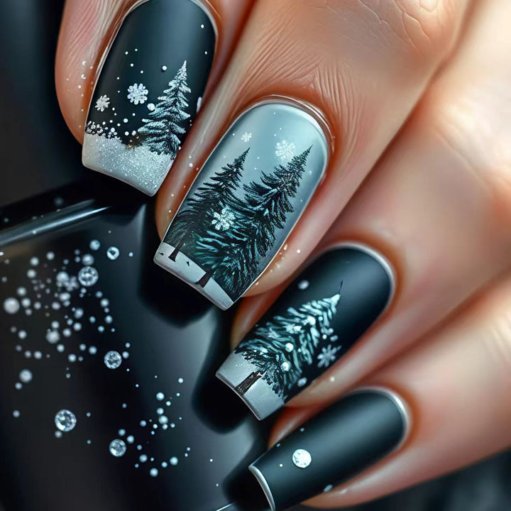 Kunstnägel mit Winterlichem Tannenbaum-Design Karnz