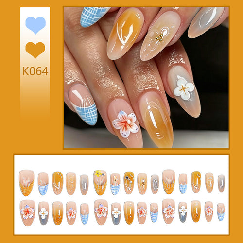 Kunstnagelset mit ästhetischen floralen Akzenten und Glanzfinish Karnz