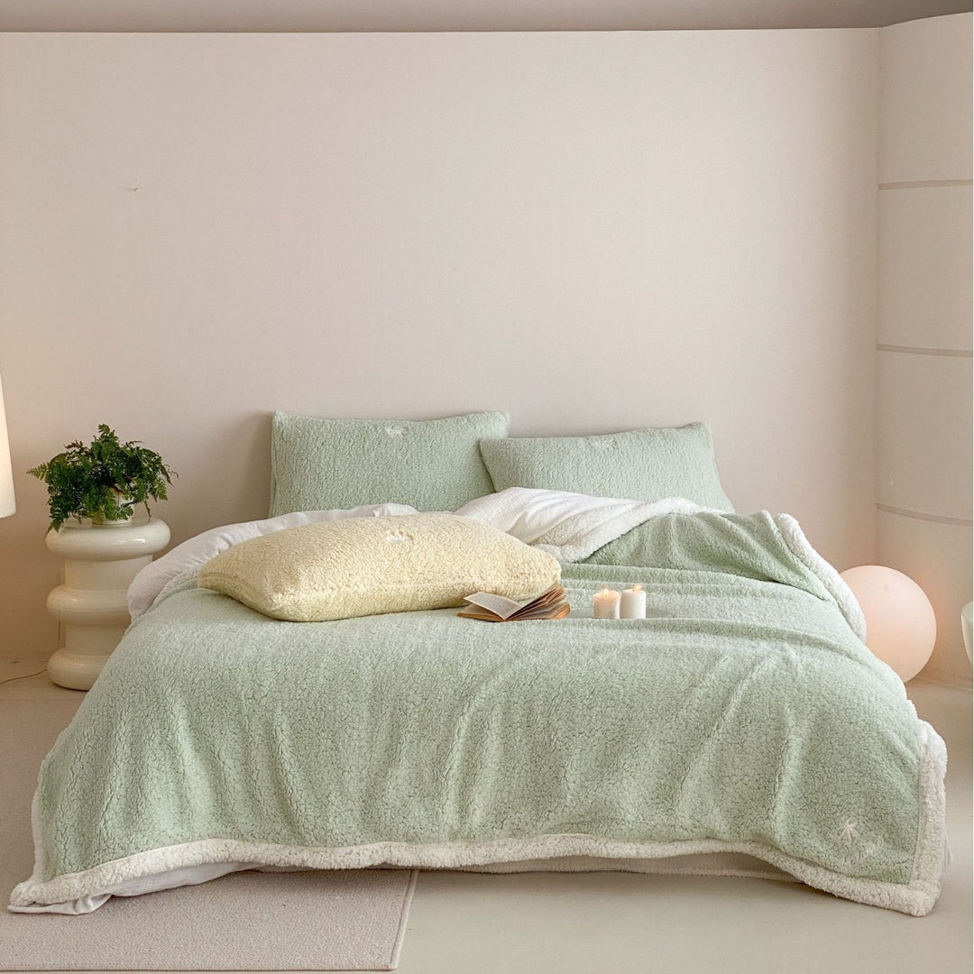 Kuschelige Sherpa-Tagesdecke mit wendbarem Fleece-Innenfutter